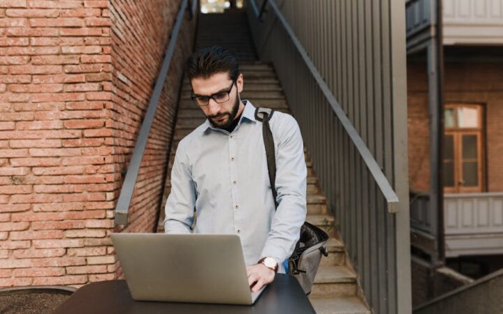 How to Start a Side Hustle and Make It Thrive in 2026